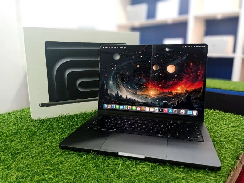 MacBook Pro M3pro 14inch 18gb 512gb 25 cycles 10/10with apple warranty