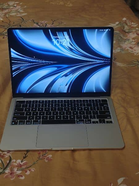 Apple Macbook Air 13 with M2 chip- like new