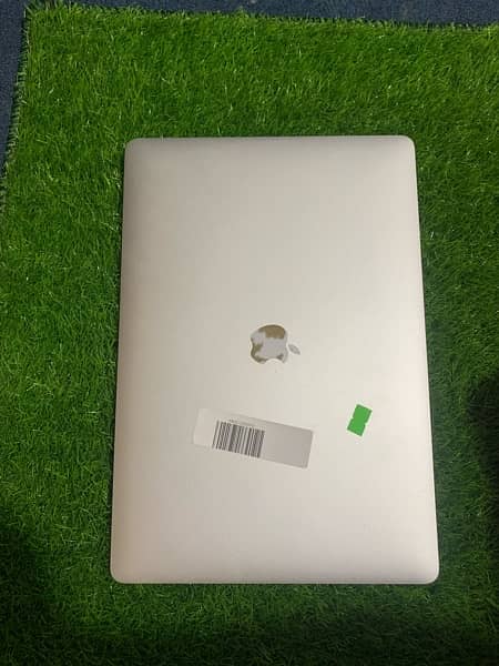 MacBookpro 2017 core i7 15 inch ratina display ram 16 1tb ssd 4 graphi