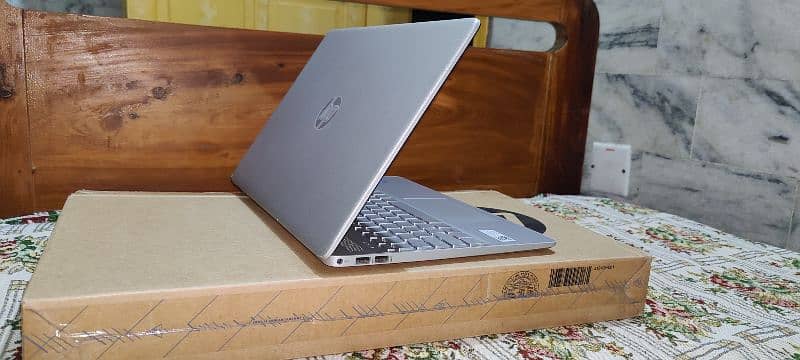 HP 15s core i3-1215U
