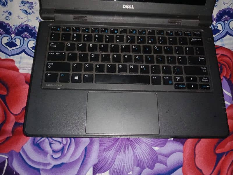 Dell laptop For Sale Touch screen k sthwith charger oringnl