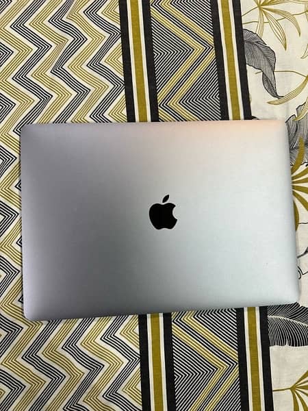 Macbook pro 2019 13 inch display i5