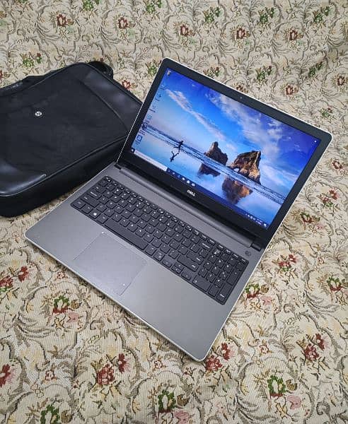 Dell 6th Gen C-i5 SSD 128GB BackLite Keyboard 8GB RAM 15,6 inch Screen