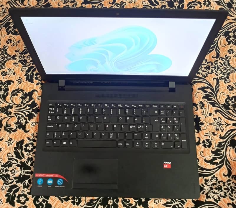 1TB-SSD Lenovo AMD A8 7000 8GB-RAM 1GB dedicated AMD 15.6" inch HD LED