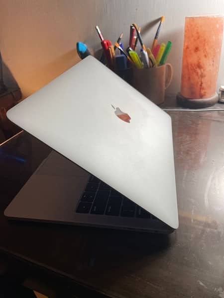 Macbook Pro 2017 13 Inches With Touchbar 4 thunderbolts