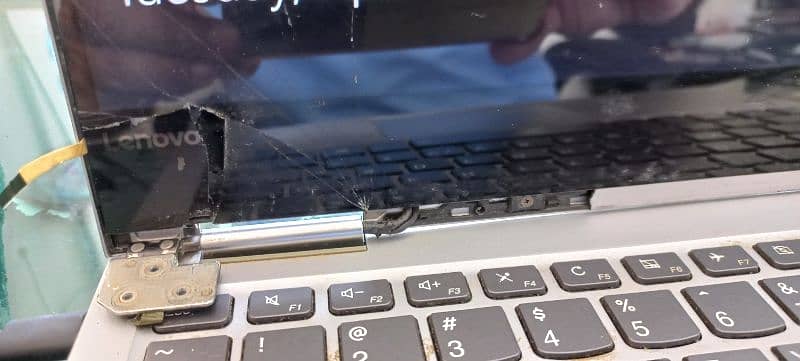 Lenovo Yoga , 730-13IKB. Screen Broken