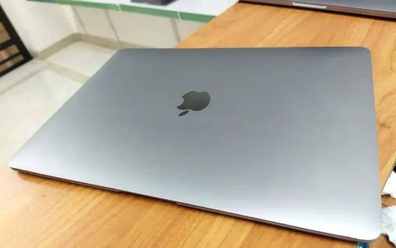 MacBook air M1 0340/7131/879WhatsApp