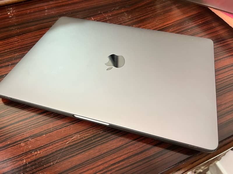 Macbook pro 2022 8GB 256 Gb with Box