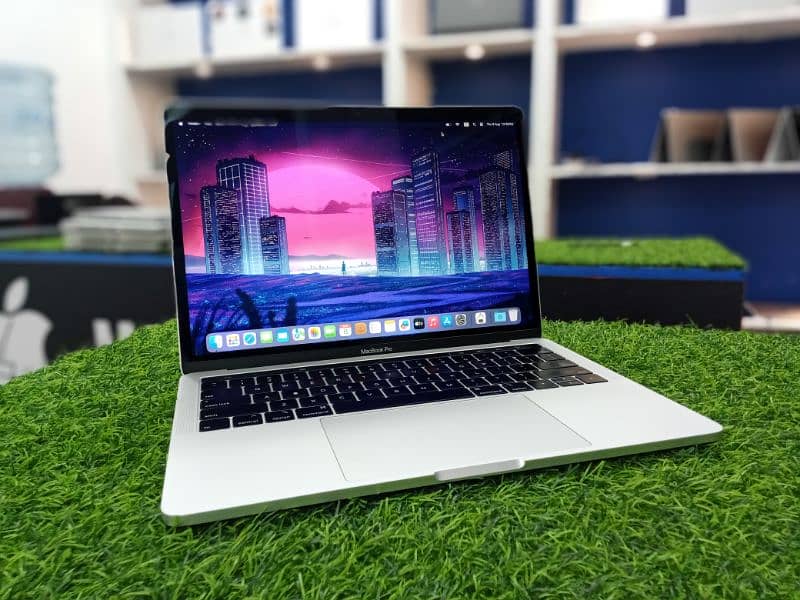 macbook pro 2019 13inch core i7 16gb 512gb 10/10condition with charger