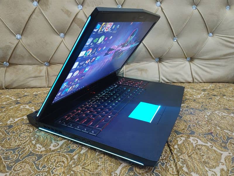 DELL Alienware 17 R4 - i7 7th Gen - GTX 1070 8GB