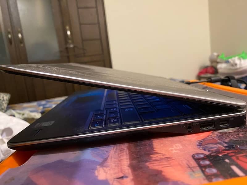 Dell Laptop E7240 4th Generation 8Gb ram and 128GB SSD