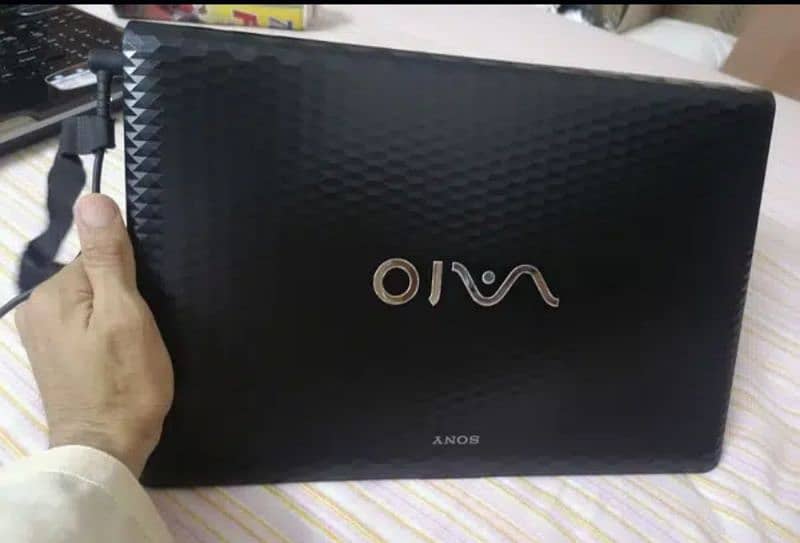 Sony vio laptop textured body core i5 2nd gen, 4gb ram, 128 gb ssd
