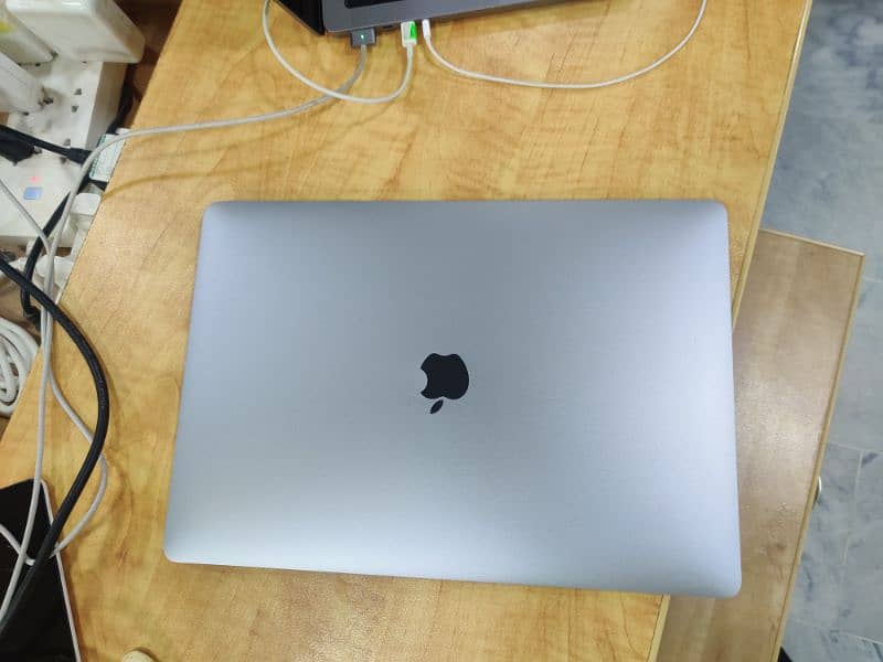 Macbook pro 2019 15-inch 16gb / 512gb