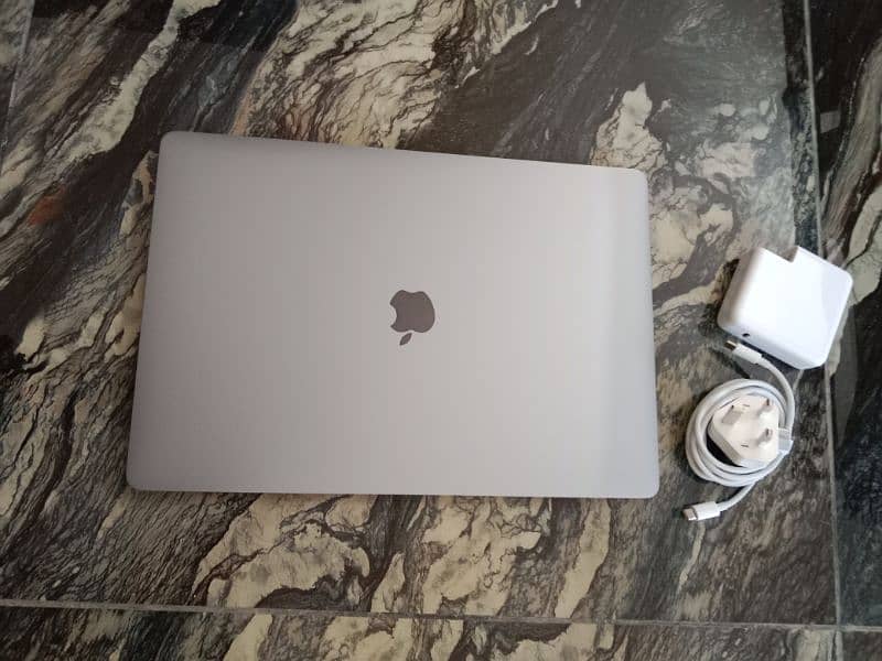 Apple MacBook pro 8/500SSD , 2017 Model