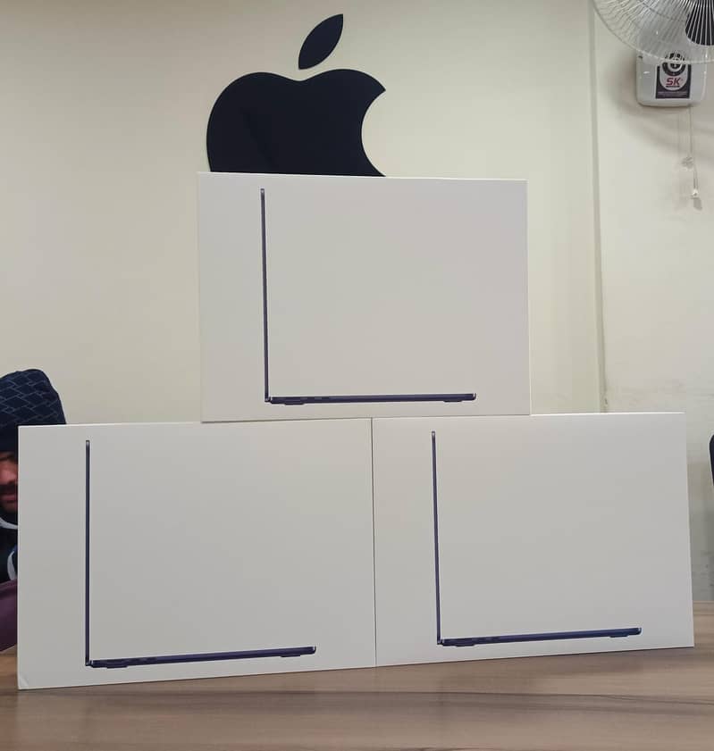 APPLE MACBOOK AIR M3 CHIP 8/256GB MIDNIGHT & STARLIGHT