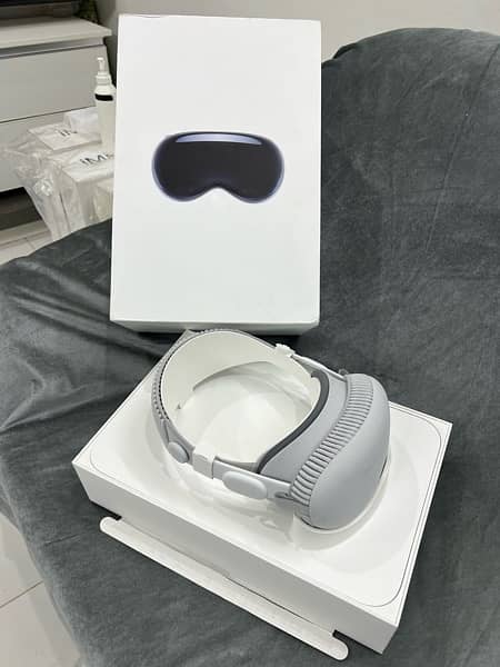 Apple Vision Pro Brand New 256GB