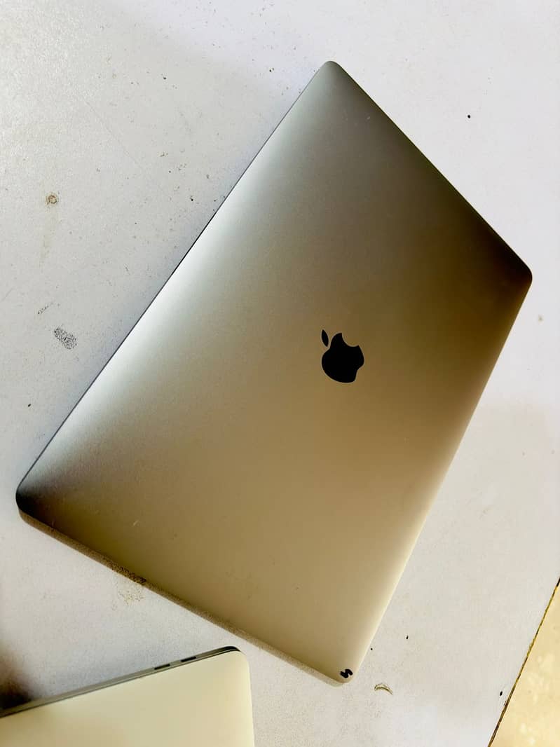 Apple Macbook Pro 2018. Core I 7   32/512