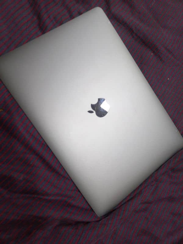 apple macbook pro A1989