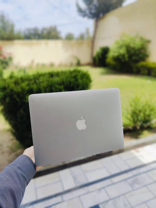Apple MacBook Air mid 2011 model 4ram/251ssd urgent for sale needmoney