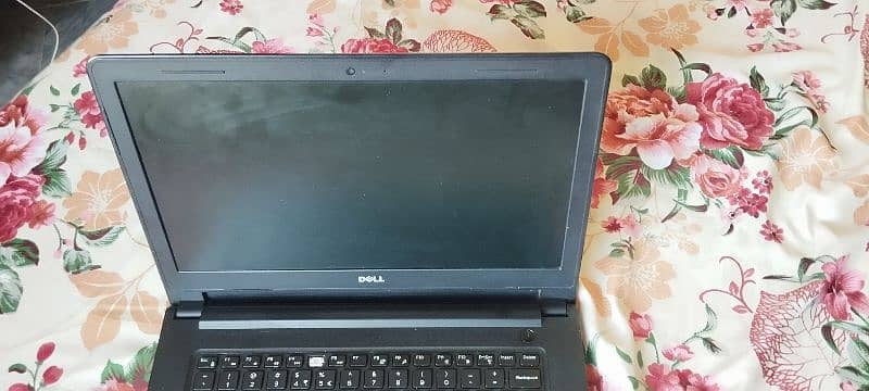 dell core i7 7th 8gb/500gb generation upto 5hours battery