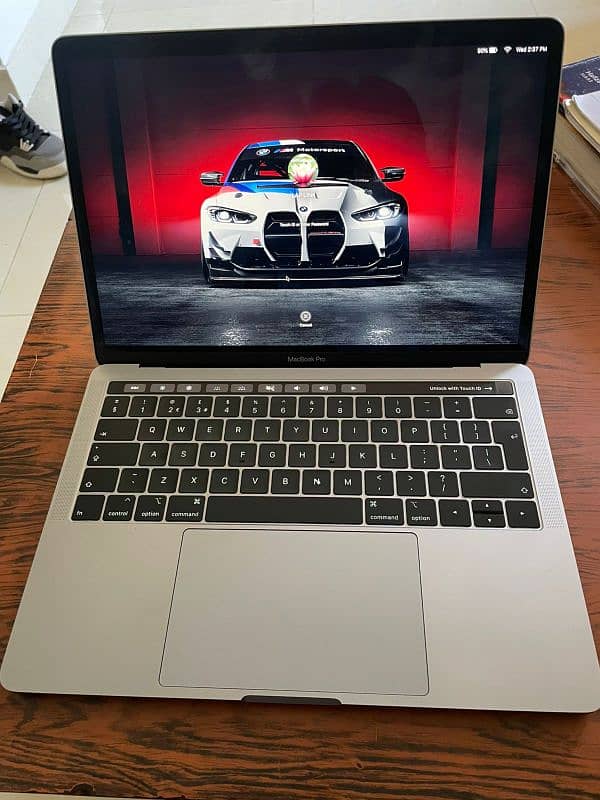MacBook pro 13 inch 2019 with touchbar 16/256