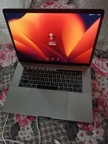 MACBOOK Pro 2019 15'' Core i7 6 Core 2.6 16GB 256GB 4GB CARD