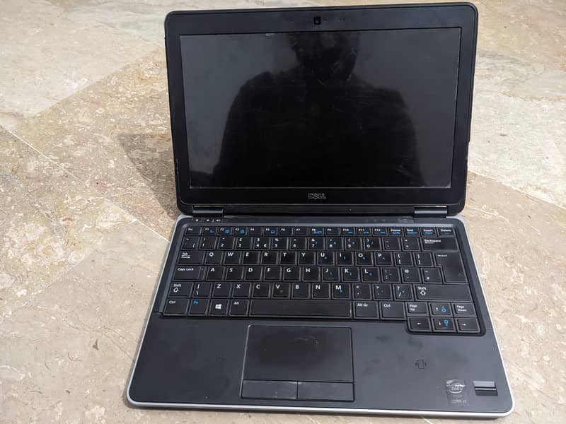 Dell latitude E7240 4 GB Ram 256 SSD i5 Gen 4