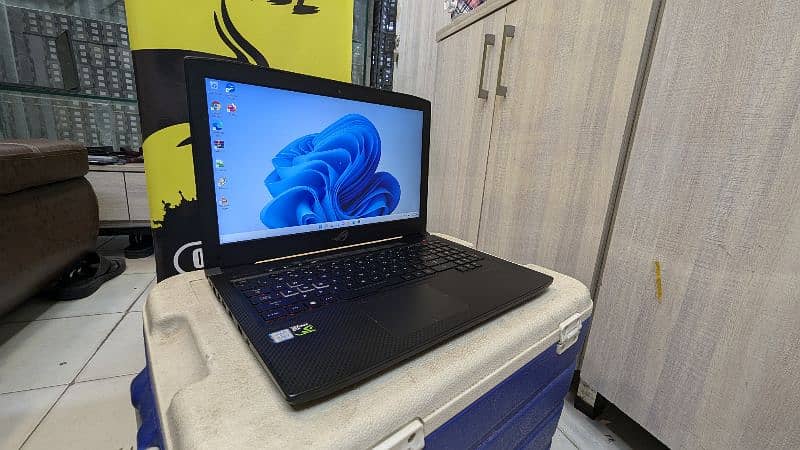 Asus ROG Strix - Gaming Laptop House