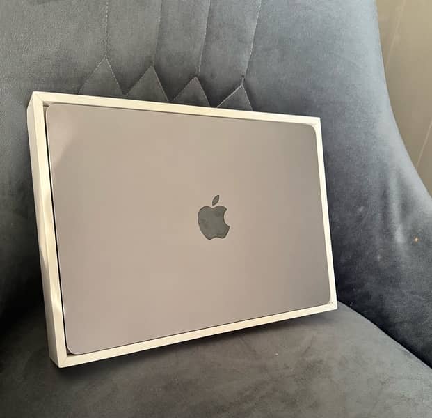 MacBook Air M2 8/256 (Brand New Condition)
