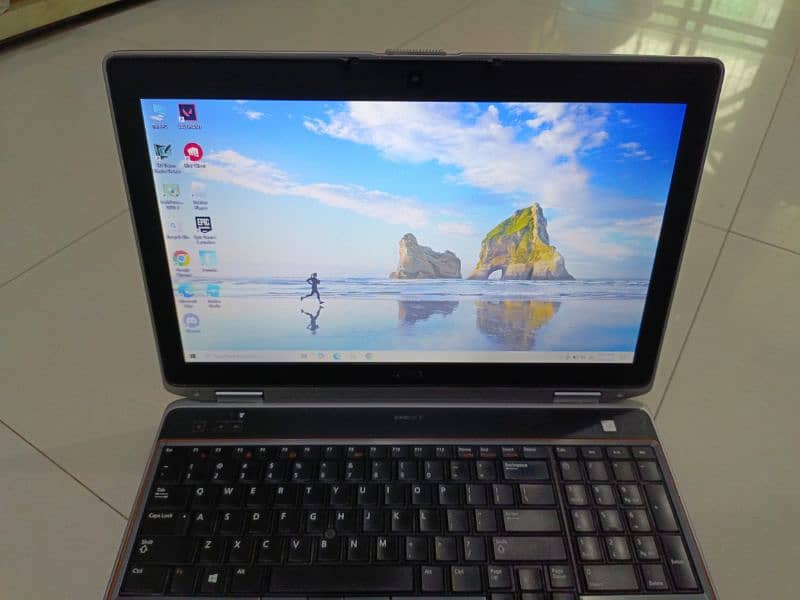 Laptop Dell couri7 12/250GB