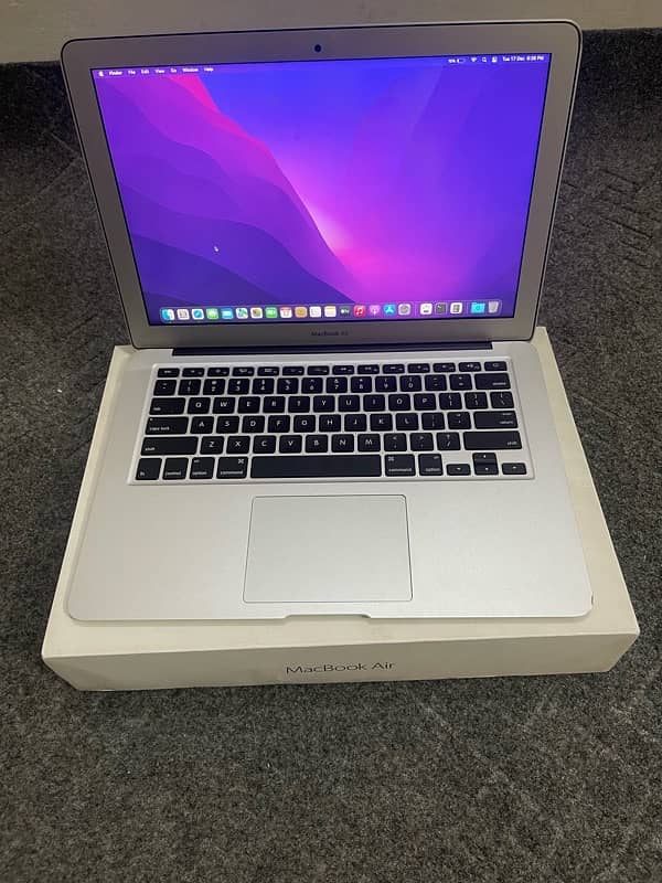 Macbook 2017 used but with box and charger