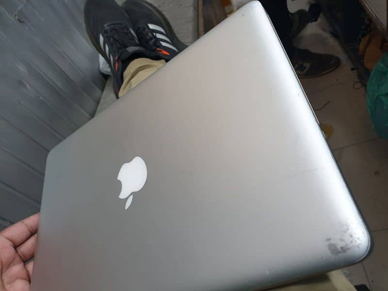 Mcbook Pro, 4/500 gb, with original chrgr, onky call 03174359182