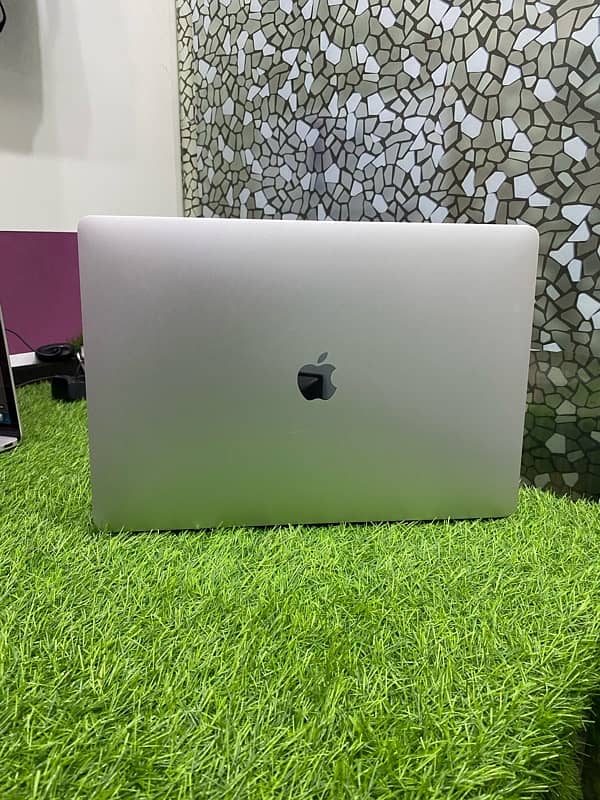 APPLE MACBOOK PRO 2019 i9 32/512 |Only Whatsapp 03215984936