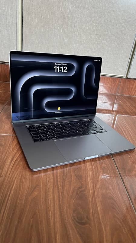 • MacBook Pro i7 (2019-16”inch) 16/512 SSD, Graphics card 4GB