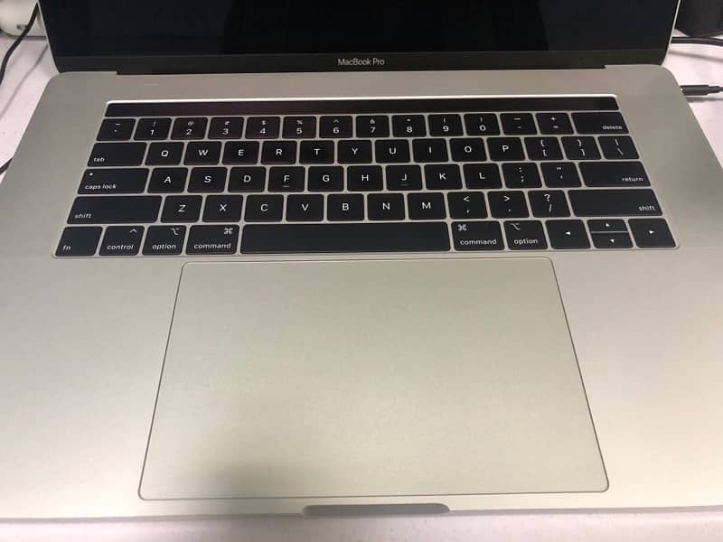 Macbook pro 2019 32gb ram core i7 512gb 4gb graphins card