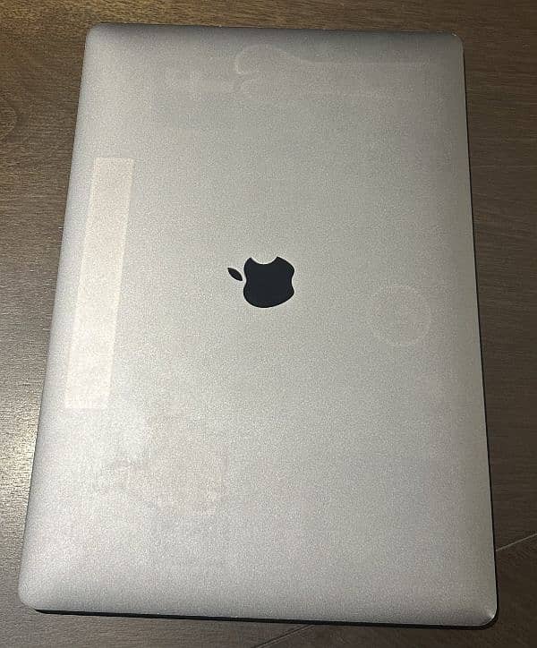 MacBook Pro 2017 15" (Touch Bar and Original Charger)