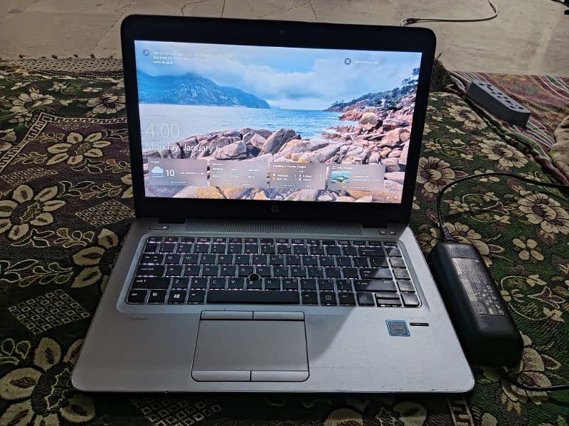 HP laptop selling with a very Chip price