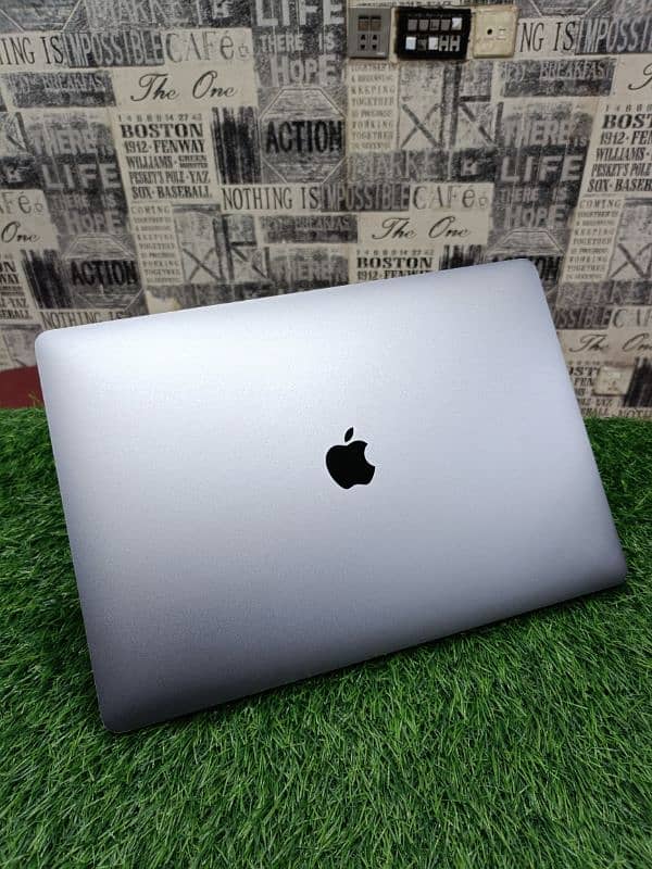 MacBook Pro Core i9 9TH Generation 32/512