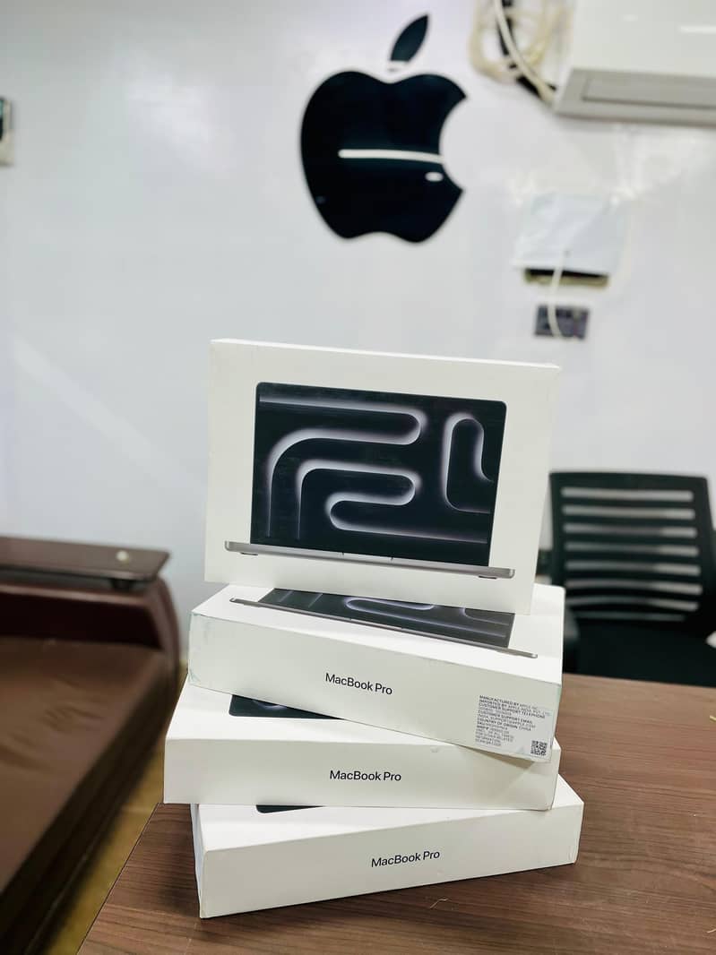 Apple Mac Book Pro M4 chip 14" New
