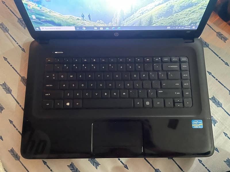 HP 2000  Notebook Core i5 4 GB Ram 700 GB ROM extendable