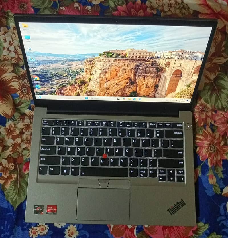 Thinkpad E14 Gen 4 Ryzen 7 (8Core 16CPU) 4GB Graphic 14"LED 4K DISPLAY
