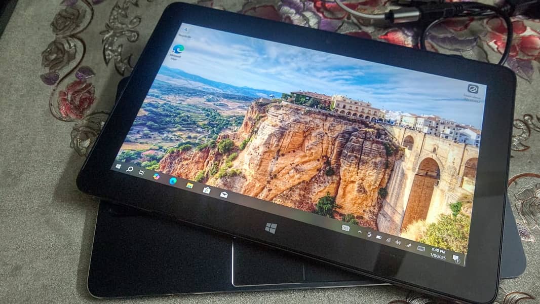 Dell Touch Screen 2 in 1 laptop - 4gb ram - 128 gb SSD - 5th gen