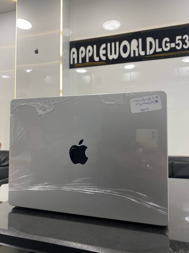 MacBook Pro 2023 M3 Max Chip Box Open Un-Used