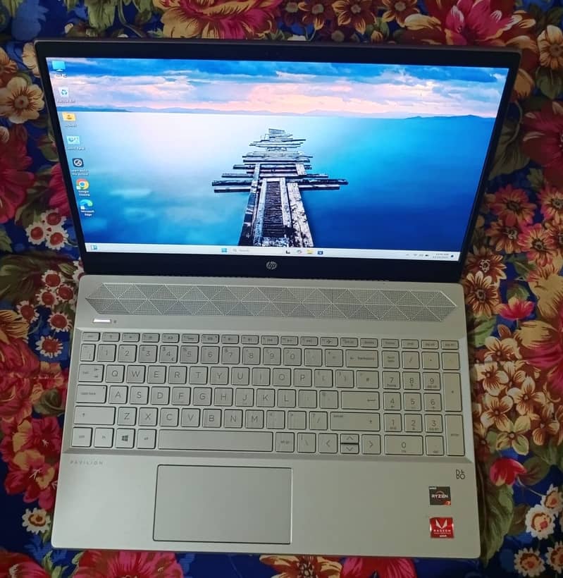 HP Ryzen 7 16gb-RAM 256gb-NVMe 4K Display 3840x2160p 2GB Radeon Card
