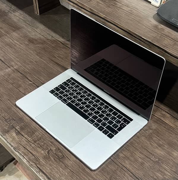 MacBook Pro 2017 with box and Charger