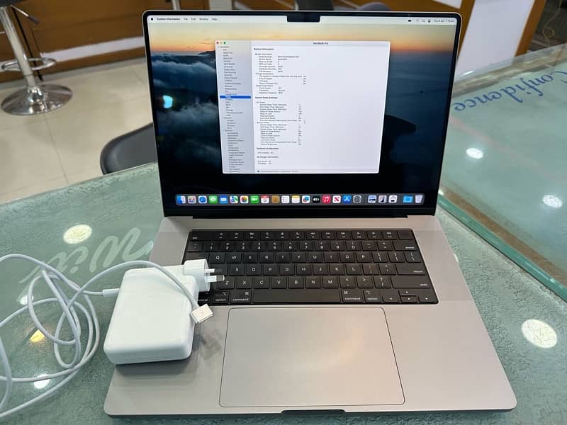 Macbook pro m1 , 16 gb ,512 gb 16 inches 10/10 lush