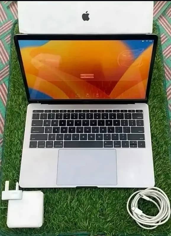Apple MacBook Pro (256Gb) 2017 model with box&charger Wh(03274117805)