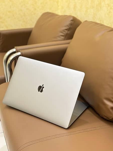 MACBOOK PRO 15.4’’ (2017) CORE I7 (16gb/1000gb SSD) (WITH GPU)