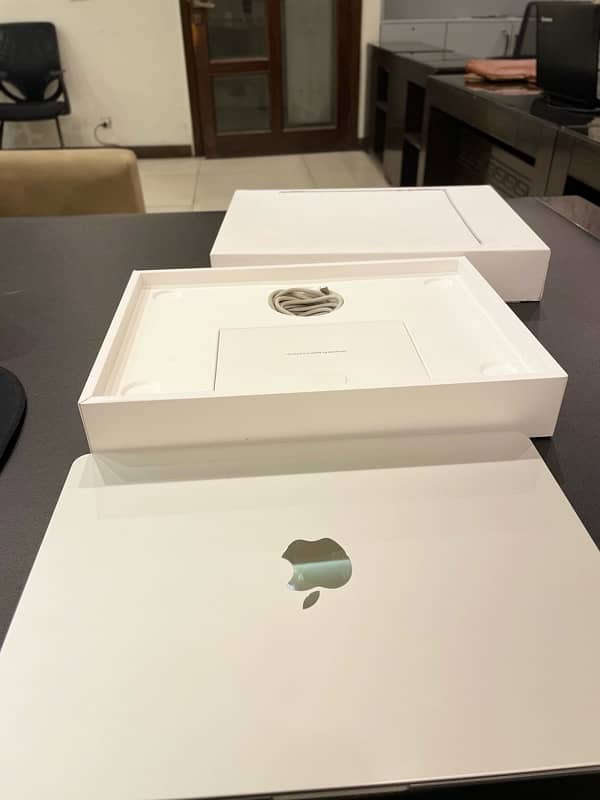 MacBook Air, 13.6”, M2, 10/10. READ AD.
