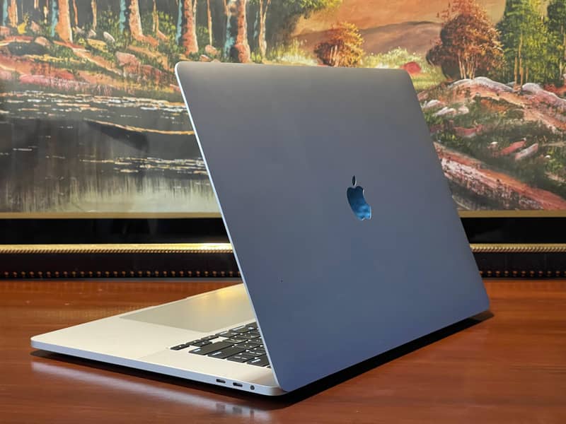 MacBook Pro 2019 | 16'' | i7 | 16 | 512 | 4gc (03354400115)